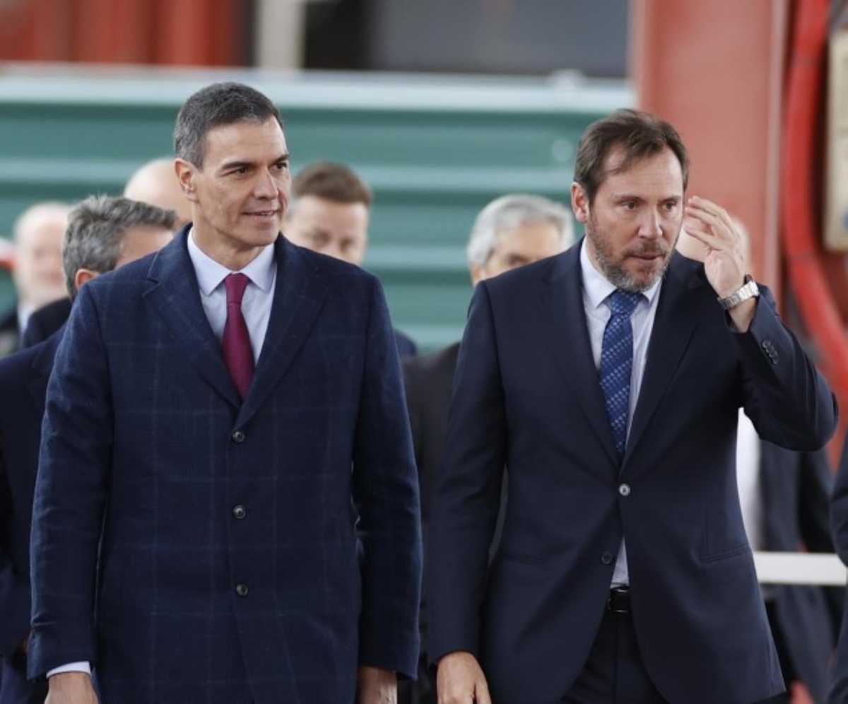Pedro Sánchez, presidente del Gobierno, y Óscar Puente, ministro de Transporte, en la inauguración de la Variante de Pajares. EFE