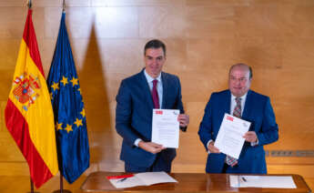 Pedro Sánchez y presidente del PNV, Andoni Ortuzar tras la firma del acuerdo. Foto EFE-Fernando Villar.jpg