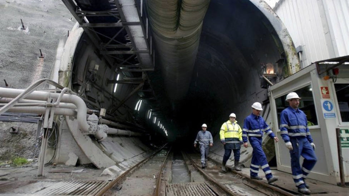 Trabajadores en un tramo de la Variante de Pajares. EFE