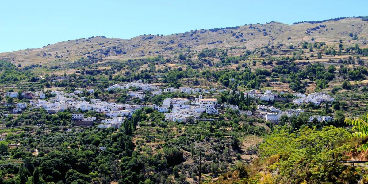 Gran parte de las viviendas de la Alpujarra de la Sierra contienen elementos de la arquitectura popular de la región. Foto: Ayuntamiento de la Alpujarra de la Sierra.