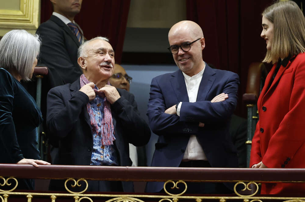 MADRID, 31/10/2023.- El secretario general de UGT,Pepe Álvarez (2i), y el de CCOO, Unai Sordo (2d), asisten a la ceremonia de jura de la Constitución de Leonor de Borbón en el día de su 18 cumpleaños, un acto que representa el hito más importante de su trayectoria institucional y pavimenta el camino para que algún día se convierta en reina. EFE/ Chema Moya