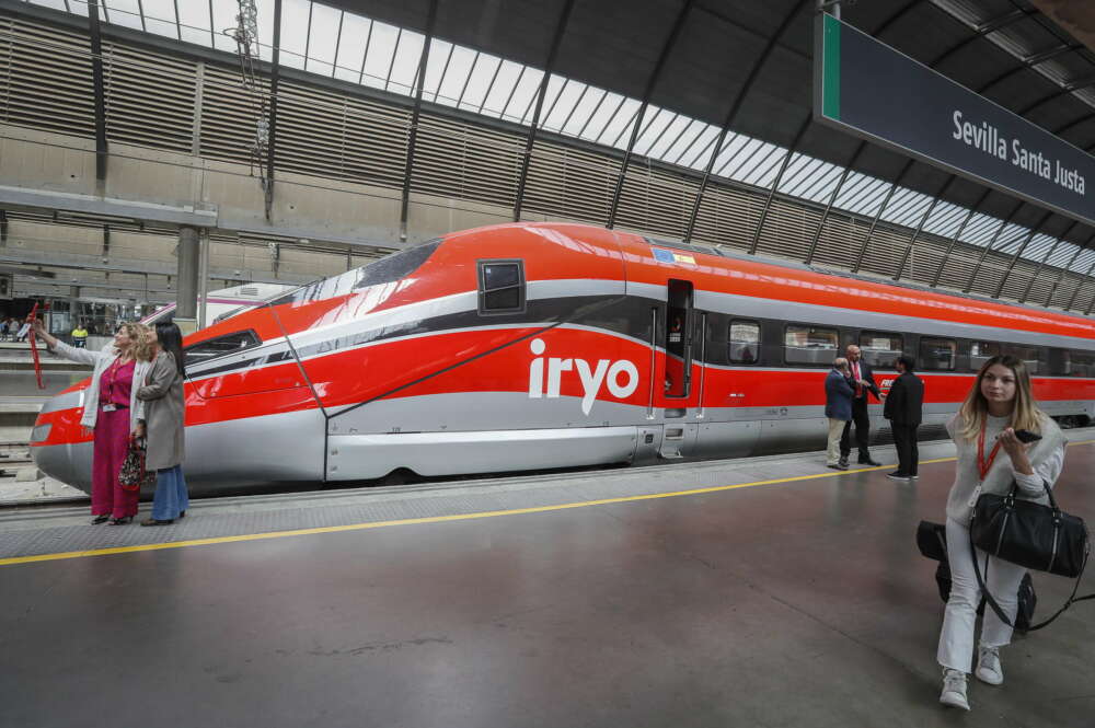 SEVILLA, 30/03/2023.- Tren de Iryo, primer operador privado español de Alta Velocidad ferroviaria, a su llegada hoy jueves a la estación de Santa Justa en Sevilla en su viaje inaugural. Iryo arrancará sus viajes entre Andalucía y Madrid mañana viernes con una media de ocupación en sus trenes del 75 %, como respuesta a la promoción lanzada en su día de 250.000 billetes al precio de 18 euros para viajar hasta finales de año. EFE/ José Manuel Vidal