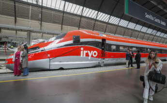 SEVILLA, 30/03/2023.- Tren de Iryo, primer operador privado español de Alta Velocidad ferroviaria, a su llegada hoy jueves a la estación de Santa Justa en Sevilla en su viaje inaugural. Iryo arrancará sus viajes entre Andalucía y Madrid mañana viernes con una media de ocupación en sus trenes del 75 %, como respuesta a la promoción lanzada en su día de 250.000 billetes al precio de 18 euros para viajar hasta finales de año. EFE/ José Manuel Vidal