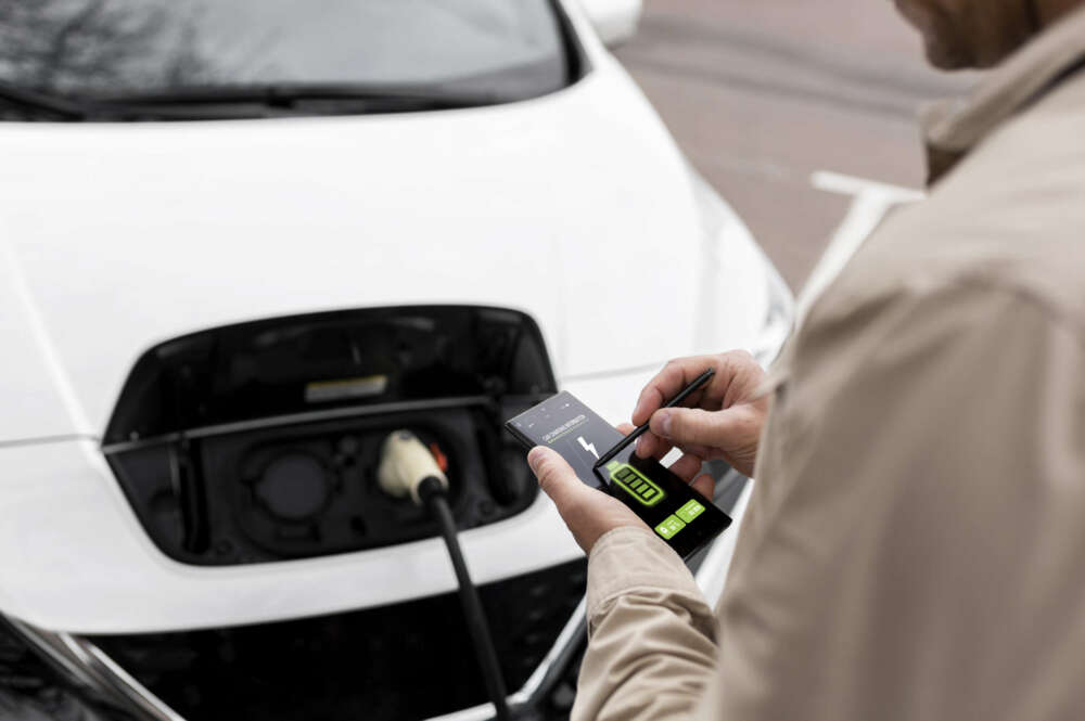 Los coches eléctrico e híbridos también tienen que pasar la ITV. Imagen: Freepik.