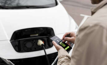 Los coches eléctrico e híbridos también tienen que pasar la ITV. Imagen: Freepik.