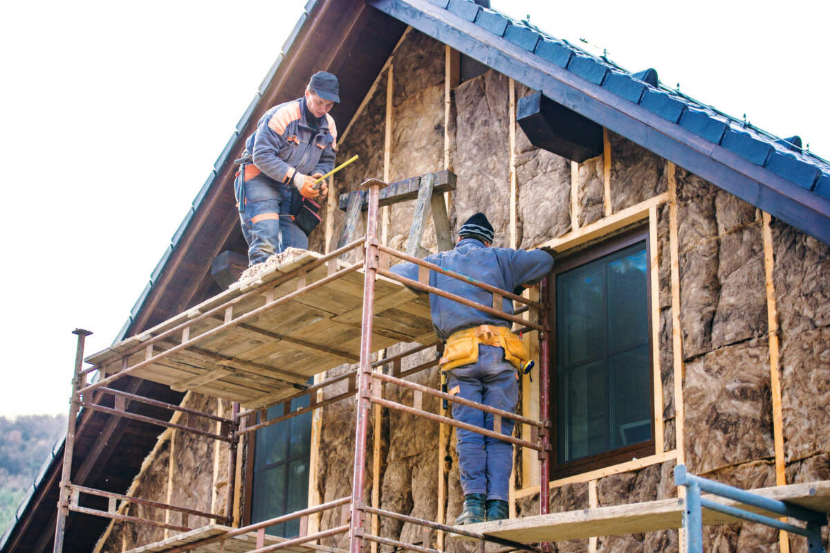 Una opción más costosa pero altamente efectiva, rehacer la capa interior de las fachadas. Foto: Envato