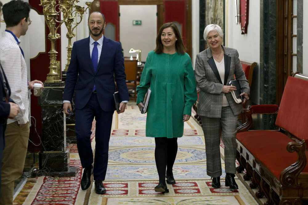 MADRID, 28/11/2023.- La presidenta del Congreso, Francina Armengol, acompañada por los miembros de la Mesa Alfonso Rodríguez (i), e Isaura Leal a su llegada a la reunión semanal celebrada este martes. EFE/Chema Moya