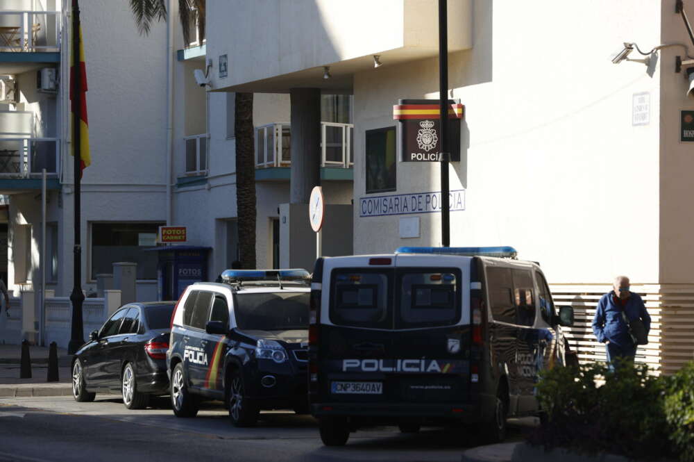 FUENGIROLA (MÁLAGA), 21/11/2023.- Comisaria de la localidad malagueña de Fuengirola donde la Policía Nacional ha detenido un hombre relacionado con el disparo que recibió el cofundador de Vox y exdirigente del PP, Aleix Vidal-Quadras, el pasado 9 de noviembre en Madrid.EFE/ Jorge Zapata