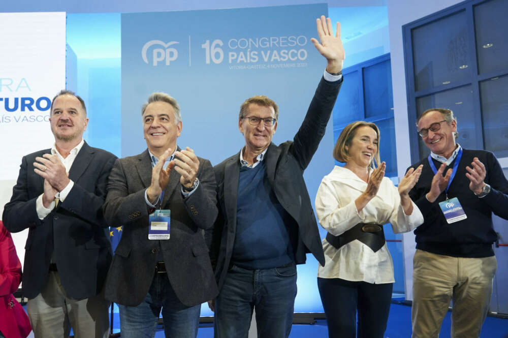 VITORIA, 04/11/2023.- El líder del PP, Alberto Núñez Feijóo; la secretaria general del partido, Cuca Gamarra (2d), asisten al congreso extraordinario del PP Vasco, durante el cual el diputado alavés Javier de Andrés (2i) será elegido el presidente del PP en Euskadi en sustitución de Carlos Iturgaiz (i), este sábado en Vitoria. EFE / L. Rico