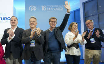 VITORIA, 04/11/2023.- El líder del PP, Alberto Núñez Feijóo; la secretaria general del partido, Cuca Gamarra (2d), asisten al congreso extraordinario del PP Vasco, durante el cual el diputado alavés Javier de Andrés (2i) será elegido el presidente del PP en Euskadi en sustitución de Carlos Iturgaiz (i), este sábado en Vitoria. EFE / L. Rico