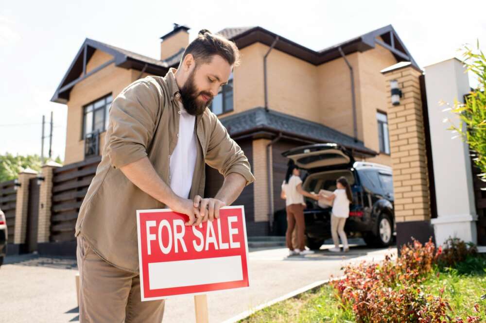 La elección entre comprar y alquilar es una decisión importante que afecta a largo plazo. Foto: Envato
