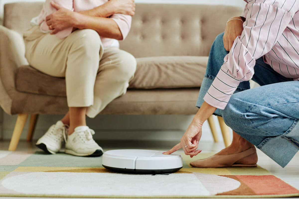 La OCU destapa riesgos en cámaras de vigilancia, cerraduras electrónicas y dispositivos portátiles. Foto: Envato