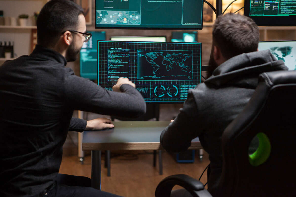 La OCU revela vulnerabilidades en dispositivos inteligentes, destacando la necesidad de fortalecer la defensa contra posibles ataques cibernéticos. Foto: Envato