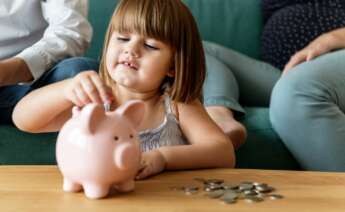 Los menores pueden contar con una cuenta bancaria, si bien existen algunos factores a tomar en consideración. Foto: Freepik.