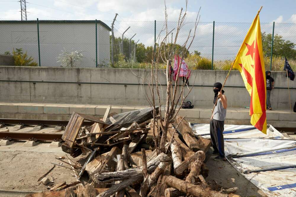 GRAFCAT5107. GIRONA, 14/10/2019.- El servicio de tren de alta velocidad (AVE) se ha interrumpido en Girona este jueves, después de que un centenar de manifestantes haya accedido a las vías fuera de la estación, que se encuentra protegida por un fuerte dispositivo policial. EFE/ David Borrat