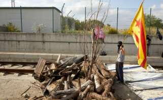 GRAFCAT5107. GIRONA, 14/10/2019.- El servicio de tren de alta velocidad (AVE) se ha interrumpido en Girona este jueves, después de que un centenar de manifestantes haya accedido a las vías fuera de la estación, que se encuentra protegida por un fuerte dispositivo policial. EFE/ David Borrat