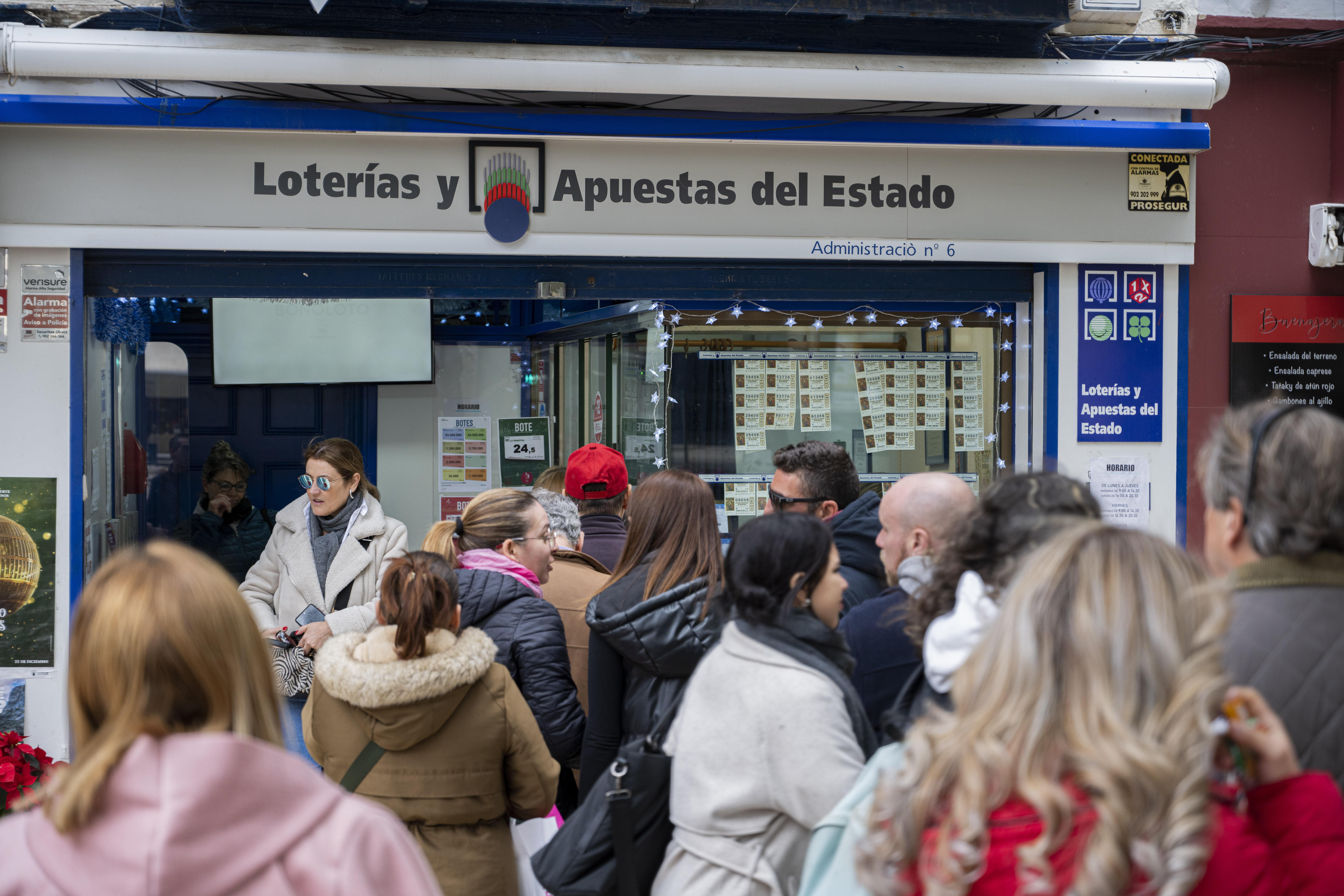 GRAFCVA7411. CASTELLÓN DE LA PLANA, 20/12/2023.-Cientos de personas apuran estos días para comprar los últimos décimos de lotería a 48 horas del sorteo mas esperado del año.EFE/ Andreu Esteban