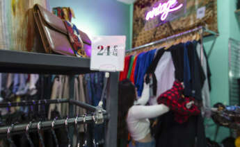 Detalle del precio por kilo gramos en una tienda de ropa de segunda mano, Flamingos Vinta. EFE/Jorge Zapata.
