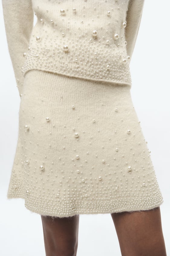 La falda de punto con aplicaciones de perlas de Zara. Foto: Zara