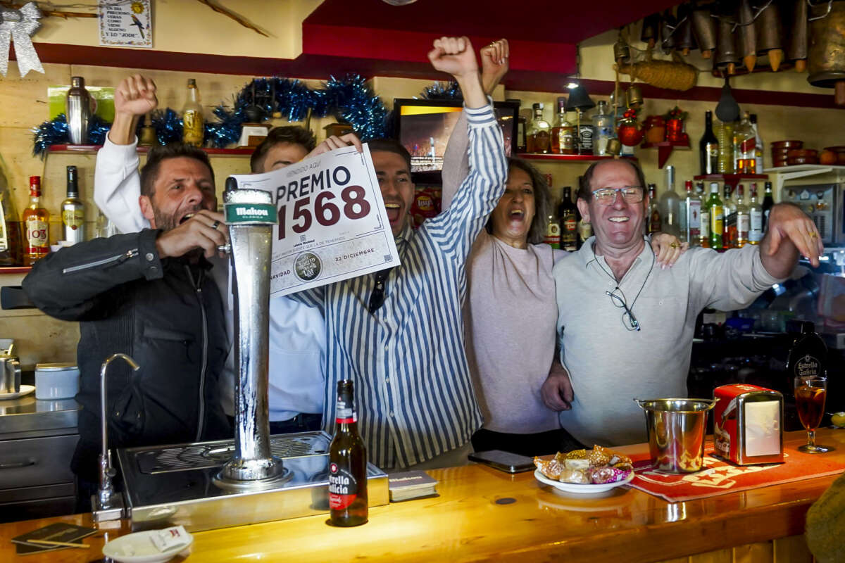 Celebraciones en un bar de la localidad ibicenca de Santa Eulalia este viernes, tras vender décimos premiados. EFE/ Marcelo Sastre