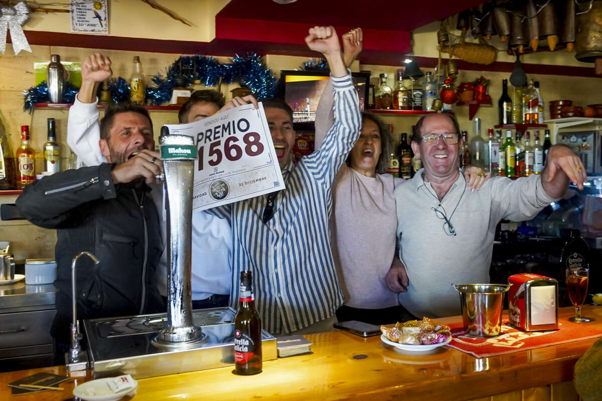 Celebraciones en un bar de la localidad ibicenca de Santa Eulalia este viernes, tras vender décimos premiados. EFE/ Marcelo Sastre