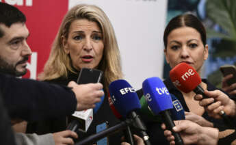 MADRID (ESPAÑA), 02/12/2023.- La vicepresidenta segunda del Gobierno y líder de Sumar, Yolanda Díaz (c) atiende a los medios junto a la ministra de Juventud e Infancia, Sira Rego (d); tras su reunión con Ecologistas en Acción, Greenpeace, SEO/BirdLife, WWF y Amigos de la Tierra, para poner en común los desafíos y objetivos de la COP28, y reforzar el diálogo entre Gobierno y sociedad civil. EFE/ Víctor Lerena