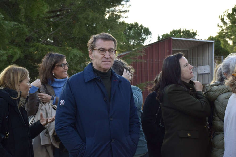 BOADILLA DEL MONTE (MADRID), 01/12/2023.- El líder del PP, Alberto Núñez Feijóo, durante su visita las instalaciones de la Fundación ONCE del Perro Guía (FOPG) este viernes. EFE/ Nahia Peciña