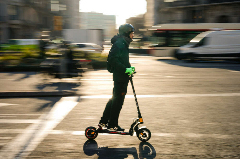 GRAFCAT5577. BARCELONA, 01/02/2023.- Un hombre circula por el centro de Barcelona con un patinete eléctrico, este miércoles, cuando los patinetes y monociclos eléctricos ya no pueden entrar en el transporte público de Cataluña, que se ha convertido en la primera comunidad autónoma en prohibir estos vehículos en trenes y autobuses, un veto temporal de seis meses que ha levantado las quejas de usuarios y empresas del sector. EFE/Enric Fontcuberta