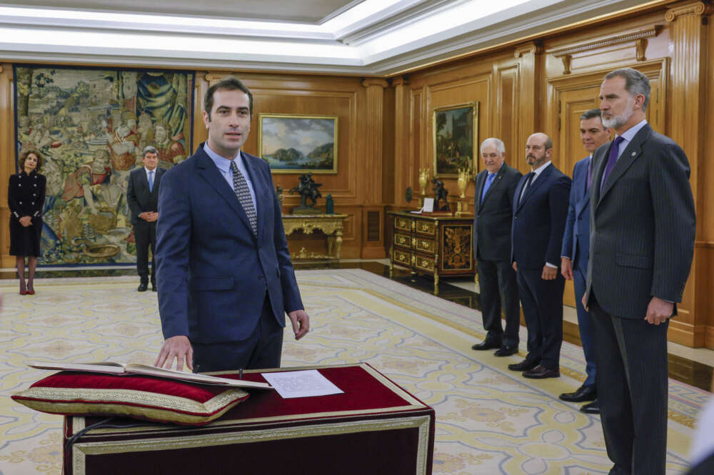 -FOTODELDIA- GRAF8743. MADRID, 29/12/2023.- El nuevo ministro de Economía, Carlos Cuerpo (i) jura su cargo junto al rey Felipe VI (d) y al presidente del Gobierno, Pedro Sánchez (2d) durante un acto celebrado este viernes en el Palacio de la Zarzuela en Madrid. EFE/ Ballesteros POOL