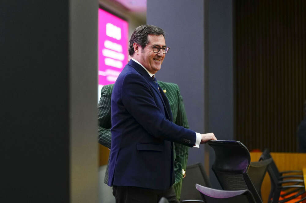 MADRID, 12/12/2023.- El presidente de CEOE, Antonio Garamendi (delante) y el presidente del Consejo General de Colegios de Gestores Administrativos de España, Fernando Jesús Santiago Ollero (detrás) clausuran la jornada organizada por la CEOE y los Gestores Administrativos este martes en Madrid. EFE/ Borja Sánchez Trillo