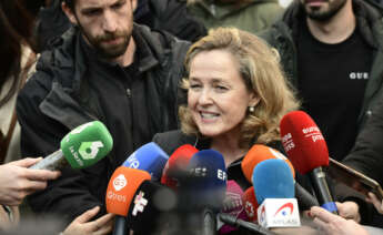 MADRID, 02/12/2023.- La vicepresidenta primera del Gobierno, Nadia Calviño (C), atiende a la prensa a las puertas de la capilla ardiente de la artista, instalada este sábado en el Teatro de La Latina de Madrid, tras fallecer hoy a los 84 años en el Hospital Puerta de Hierro Majadahonda (Madrid) a consecuencia de "una complicación en su enfermedad". EFE/ Víctor Lerena