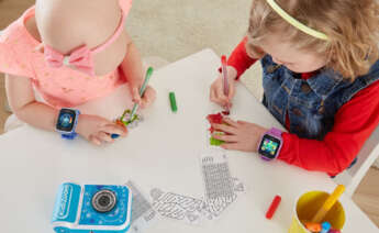 Dos niñas colorean algunas imágenes impresas con la Kidizoom Print Cam