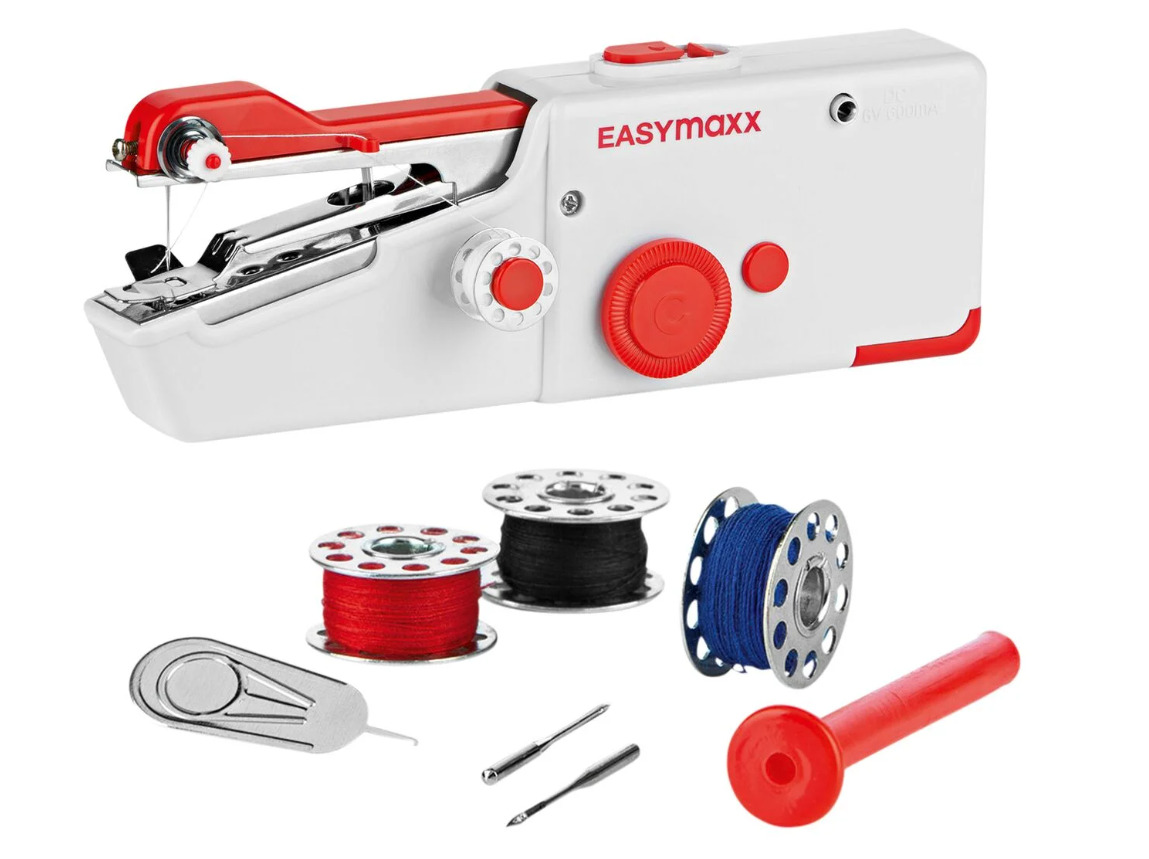 La mini máquina de coser Easymaxx de Lidl con algunos hilos y accesorios
