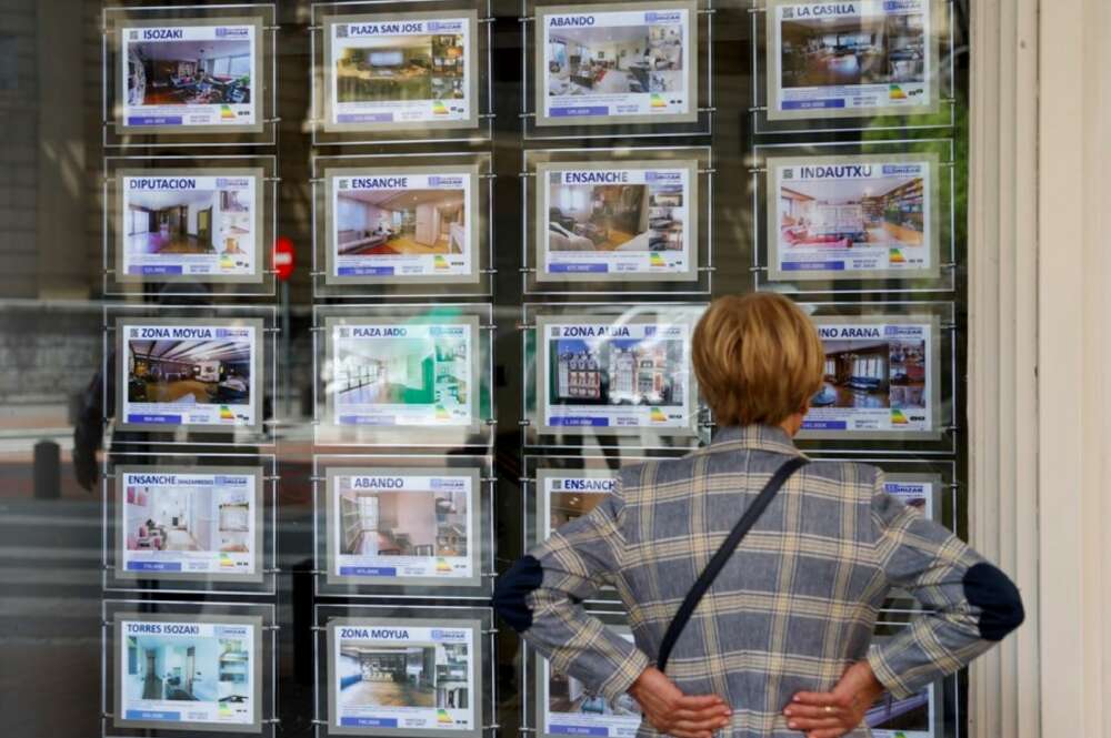 Una mujer mira la oferta de viviendas en una inmobiliaria. EFE/Luis Tejido Hipoteca