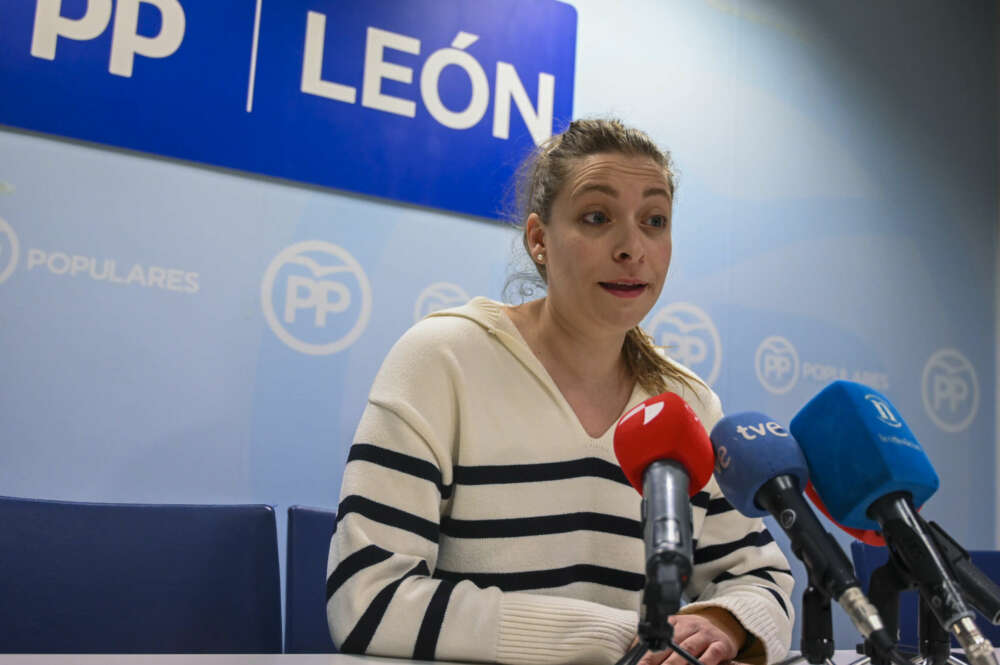 LEON, 14/04/2023.- La presidenta del PP en León, Ester Muñoz, confirma que Margarita Torres será la candidata del partido a la Alcaldía de la capital leonesa, pese a los desencuentros públicos por la composición de la lista electoral, que la aspirante trató de imponer, durante una rueda de prensa celebrada este viernes en León. Torres desafió ayer a la dirección provincial del partido al no dejarle confeccionar la lista electoral y escenificó anoche un amago de presentación de las personas con las pretendía concurrir a los comicios del 28 de mayo, que finalmente no llevó a cabo. EFE/J.Casares