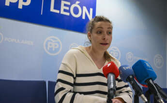 LEON, 14/04/2023.- La presidenta del PP en León, Ester Muñoz, confirma que Margarita Torres será la candidata del partido a la Alcaldía de la capital leonesa, pese a los desencuentros públicos por la composición de la lista electoral, que la aspirante trató de imponer, durante una rueda de prensa celebrada este viernes en León. Torres desafió ayer a la dirección provincial del partido al no dejarle confeccionar la lista electoral y escenificó anoche un amago de presentación de las personas con las pretendía concurrir a los comicios del 28 de mayo, que finalmente no llevó a cabo. EFE/J.Casares