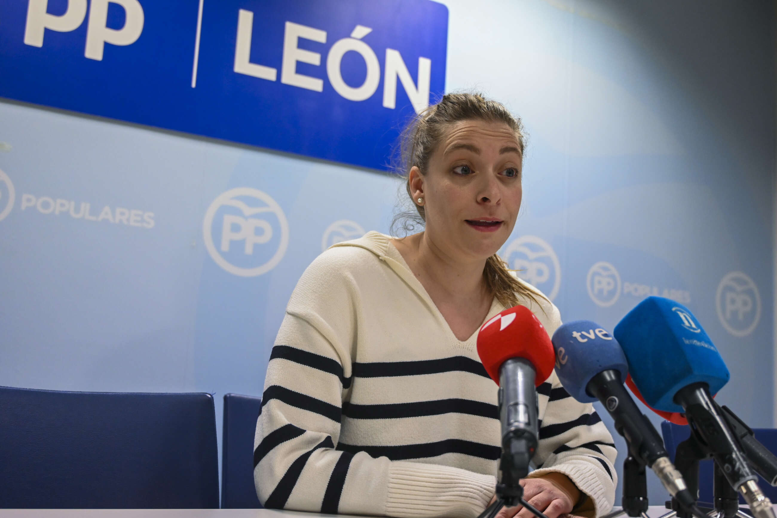 LEON, 14/04/2023.- La presidenta del PP en León, Ester Muñoz, confirma que Margarita Torres será la candidata del partido a la Alcaldía de la capital leonesa, pese a los desencuentros públicos por la composición de la lista electoral, que la aspirante trató de imponer, durante una rueda de prensa celebrada este viernes en León. Torres desafió ayer a la dirección provincial del partido al no dejarle confeccionar la lista electoral y escenificó anoche un amago de presentación de las personas con las pretendía concurrir a los comicios del 28 de mayo, que finalmente no llevó a cabo. EFE/J.Casares