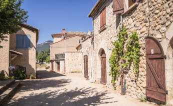 Idealista ha seleccionado las mejores casas rurales para pasar las navidades en familia. Imagen: Freepik.