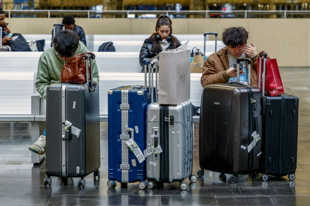 ZARAGOZA, 22/12/2023.- Varias personas esperan el tren este viernes en la estación de Delicias de Zaragoza. Más de 26 millones de viajes por carretera, tren y avión se registrarán en apenas dos semanas en las fiestas de Navidad, uno de los periodos más intensos en desplazamientos y turismo del año, con el panorama algo más despejado después de que se haya suspendido la convocatoria de huelga prevista en los servicios de tierra de Iberia. EFE/ Javier Belver