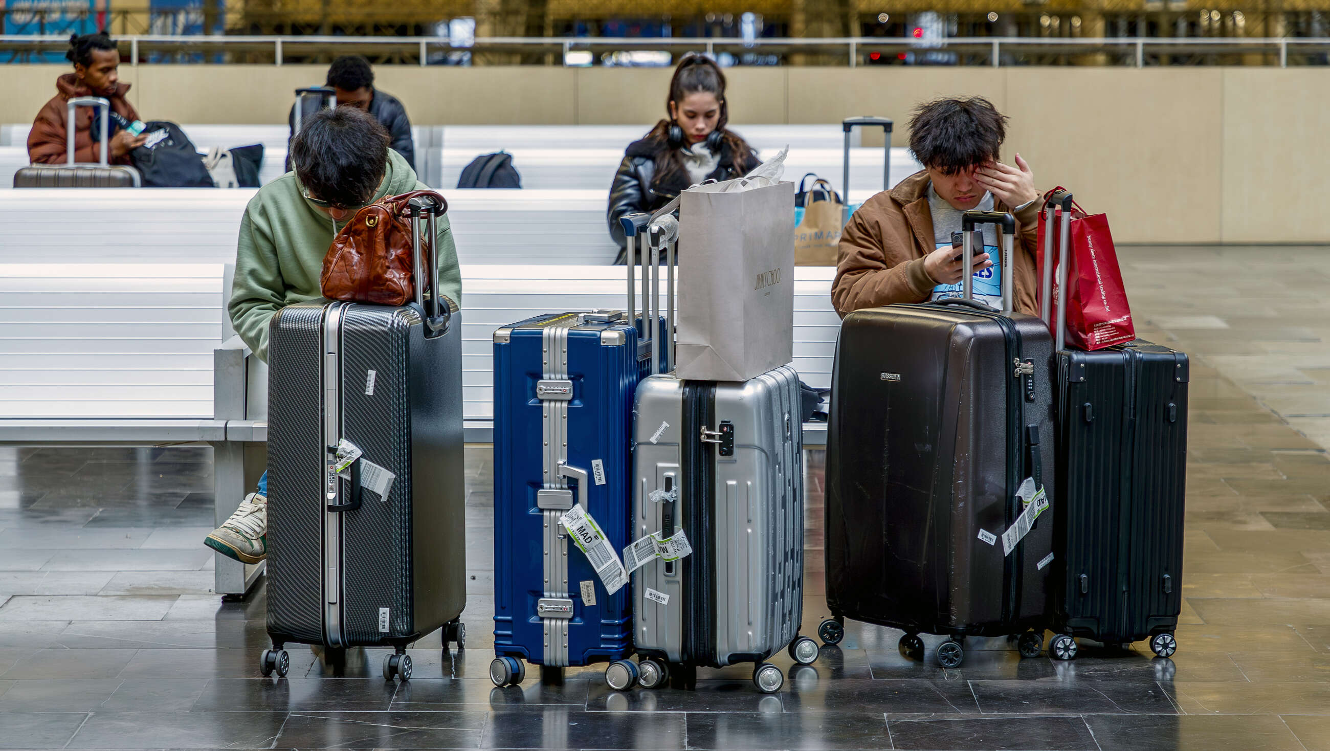 ZARAGOZA, 22/12/2023.- Varias personas esperan el tren este viernes en la estación de Delicias de Zaragoza. Más de 26 millones de viajes por carretera, tren y avión se registrarán en apenas dos semanas en las fiestas de Navidad, uno de los periodos más intensos en desplazamientos y turismo del año, con el panorama algo más despejado después de que se haya suspendido la convocatoria de huelga prevista en los servicios de tierra de Iberia. EFE/ Javier Belver