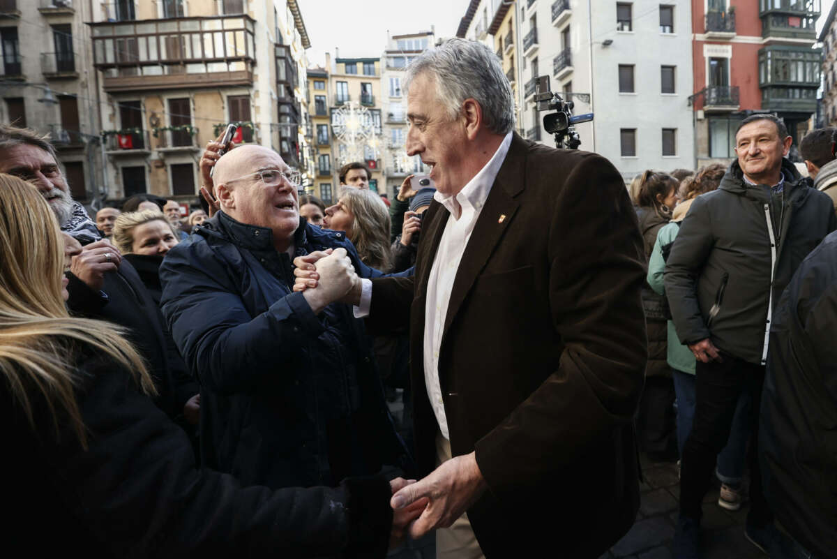 PAMPLONA, 28/12/2023.- El diputado de EH Bildu, Joseba Asiron (c) celebra con simpatizantes convertirse en el nuevo alcalde de Pamplona tras la moción de censura en el Ayuntamiento de Pamplona, este jueves. La primera moción de censura de la historia democrática del Ayuntamiento de Pamplona despojará de la alcaldía a UPN y dará paso a un gobierno local liderado por EH Bildu con el apoyo de PSN, Geroa Bai y Contigo-Zurekin. EFE/Jesús Diges