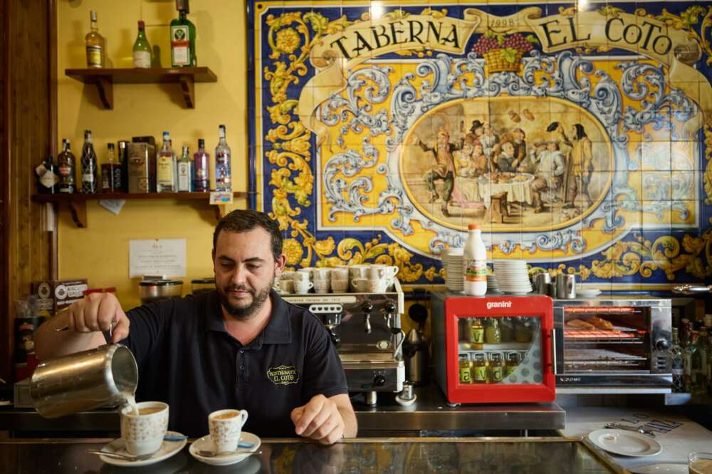 Un camarero trabaja en una taberna. Foto Manu Reino-EFE