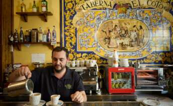 Un camarero trabaja en una taberna. Foto Manu Reino-EFE