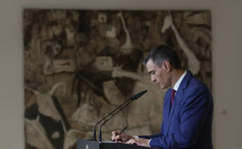 MADRID, 27/12/2023.- El presidente del gobierno, Pedro Sánchez, realiza declaraciones tras la reunión Consejo de Ministros este miércoles en el palacio de la Moncloa en Madrid. EFE/ Juan Carlos Hidalgo