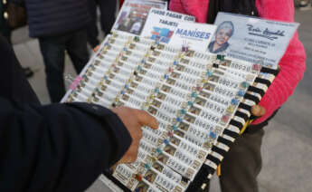 Una lotera vende décimos de Lotería para el sorteo navideño de El Gordo en la Puerta del Sol de Madrid. EFE/ Mariscal