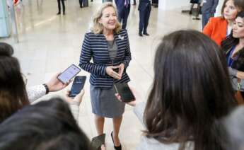 La ministra Nadia Calviño avisa que el Gobierno revisará el impuesto a la banca. Foto EFE/EPA/JULIEN WARNAND