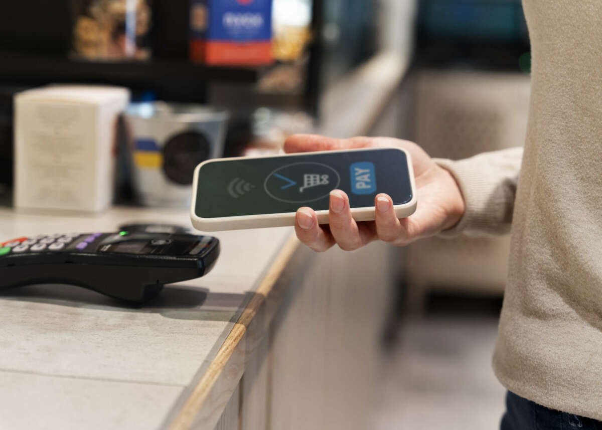 La tecnología NFC permite pagos a distancia. Imagen: Freepik.