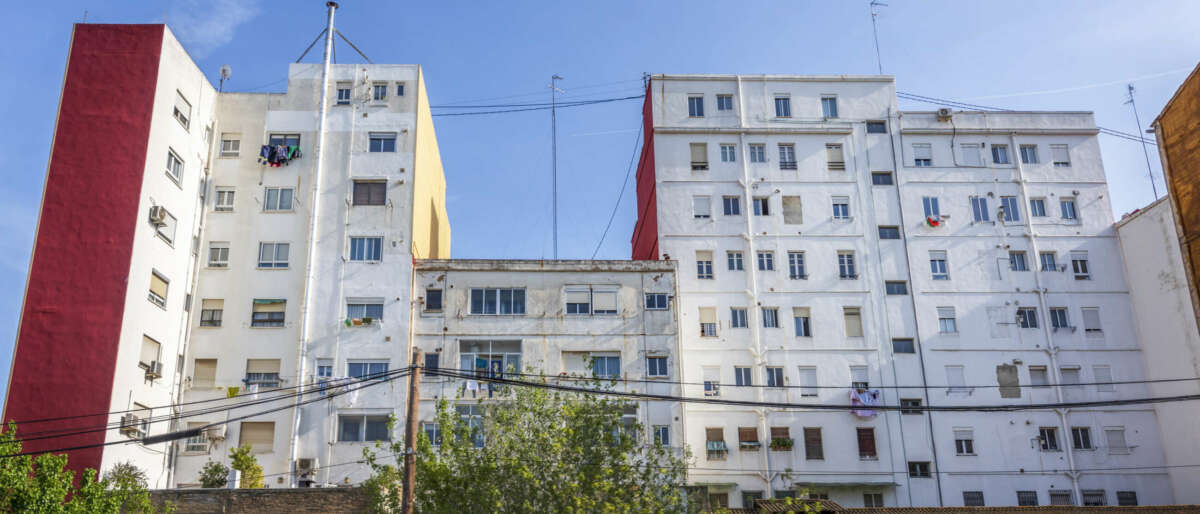 El vecino moroso pierde el derecho a voto en juntas, pero puede asistir con voz. Foto: Envato