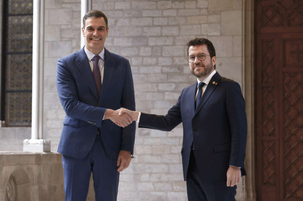 El presidente del Gobierno, Pedro Sánchez, saluda al presidente de la Generalitat, Pere Aragonès. EFE/Quique García