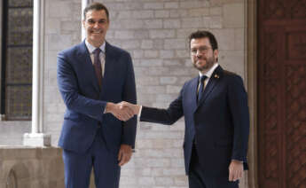 El presidente del Gobierno, Pedro Sánchez, saluda al presidente de la Generalitat, Pere Aragonès. EFE/Quique García
